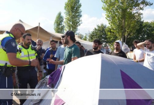 Politie neemt tenten in beslag op AZC Ter Apel3