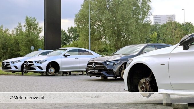 Tientallen velgen onder gloednieuwe Mercedessen gestolen bij Dea