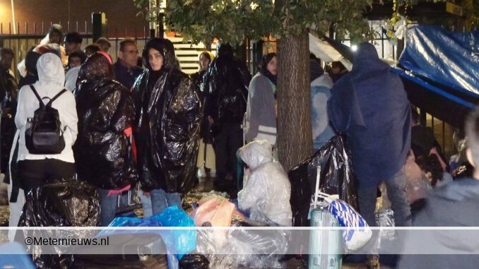 Honderden asielzoekers in de regen azc Ter Apel