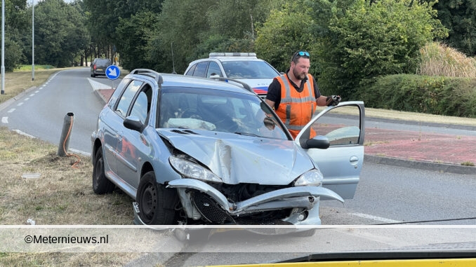 auto botst op lantaarnpaal tynaarlo