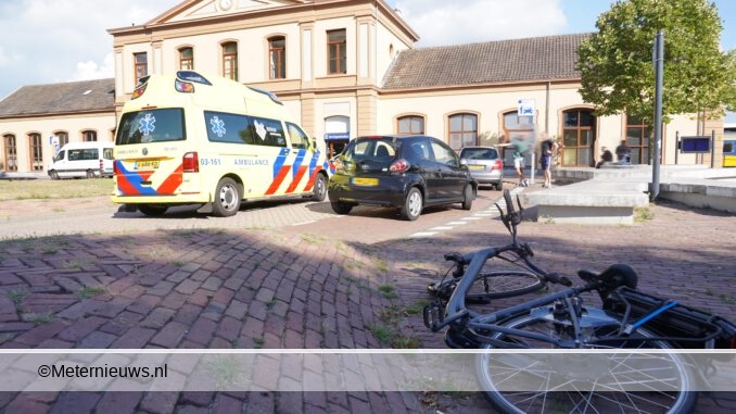 auto en fietser boptsen in Meppel