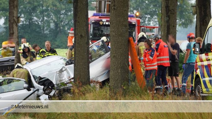 auto frontaal op boom in Nieuwlande