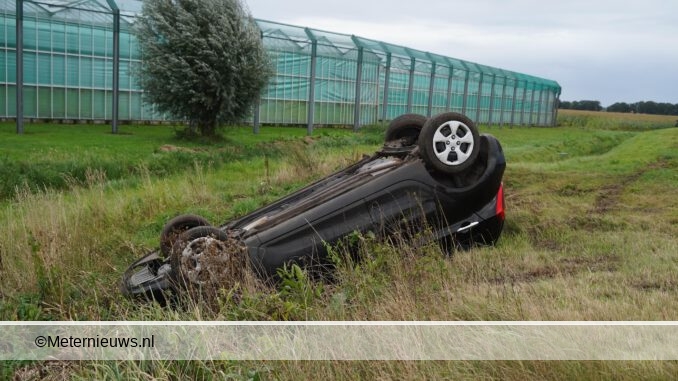 auto over de kop Nieuw Amsterdam