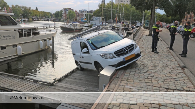 auto rolt van kade in Groningen