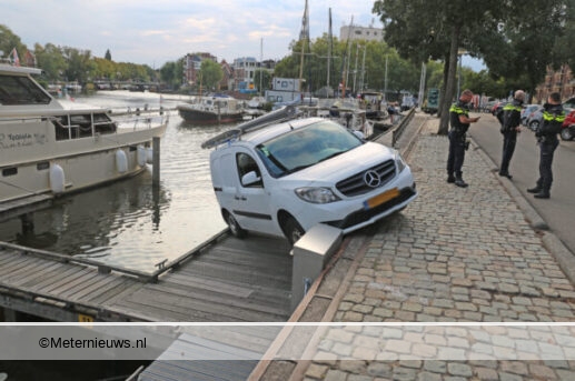 auto rolt van kade in Groningen