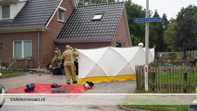 auto tegen hoek van woning in Zuidwolde