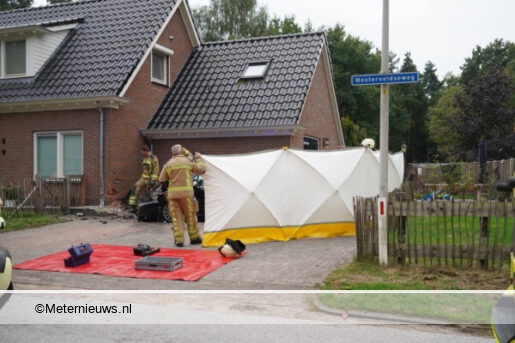Man en vrouw gewond na botsing tegen woning in Drentse Zuidwolde. Man en vrouw gewond na botsing tegen woning in Drentse Zuidwolde.