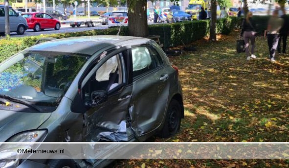 Auto na ongeval door de heg in Groningen. Auto na ongeval door de heg in Groningen.
