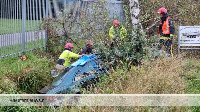 brandweer halt man uit auto in sloot Hoogezand