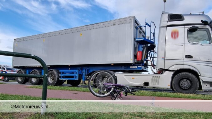 meijse op fiets tegen boetenwagen Groningen