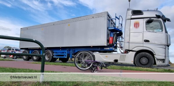 meijse op fiets tegen boetenwagen Groningen