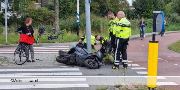 Scooterrijder na botsing tegen auto gewond in Groningen.