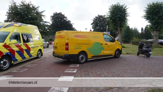 scooter en bedrijfsbusje botsen in De Groeve