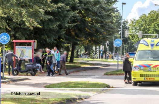 Scooterrijdster gewond na aanrijding in Emmen. Scooterrijdster gewond na aanrijding in Emmen.