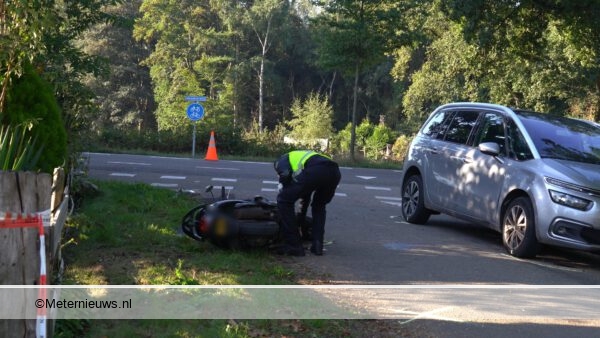 Scooterrijder ernstig gewond na aanrijding in Steenwijk. Scooterrijder ernstig gewond na aanrijding in Steenwijk.