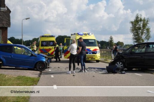 Vijf gewonden na frontale aanrijding in Hoogeveen.