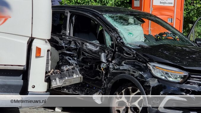 vrachtwagen in zijkant auto Groningen