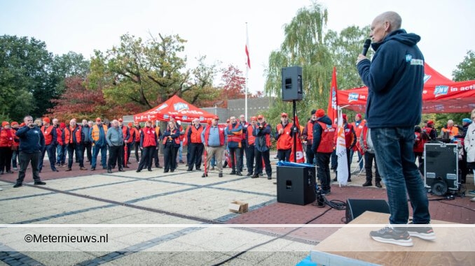 Chauffeurs qbuzz voor provinciehuis Assen0