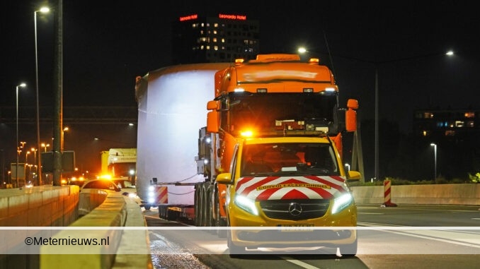 Dieplader met windmolenonderdeel te breed voorringweg Groningen