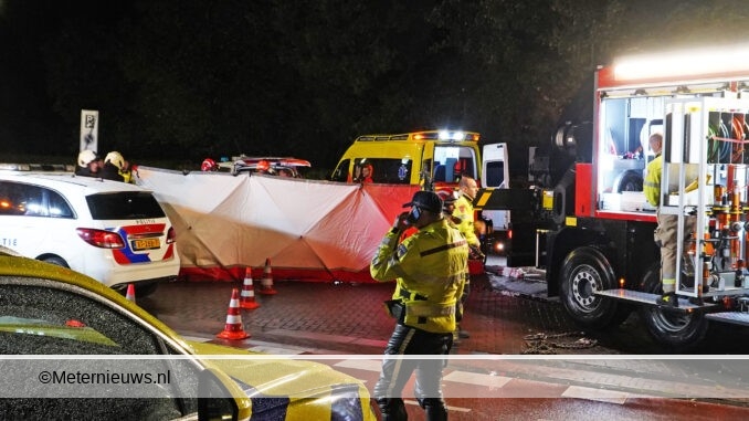 Fietser bekneld onder auto in Assen