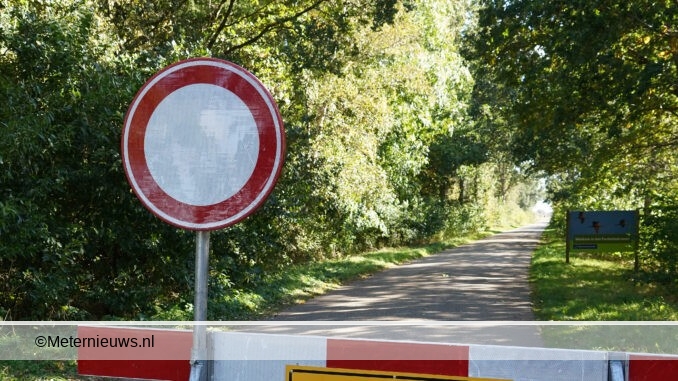Weg fochteloo afgesloten overstekende slangen2