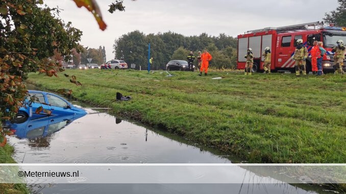 auto te water afrot A28 bij Hoogeveen