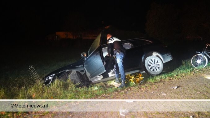 auto van de weg schuinesloot
