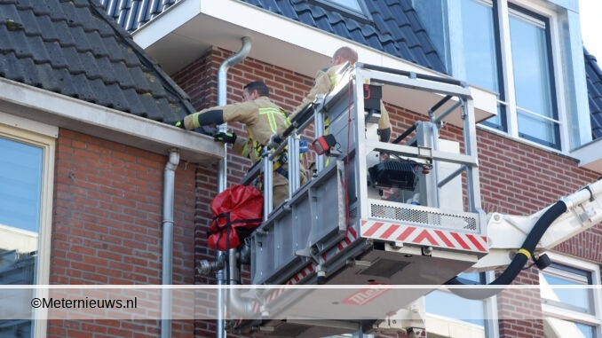 brandweer bevrijd duif op dak Coevorden