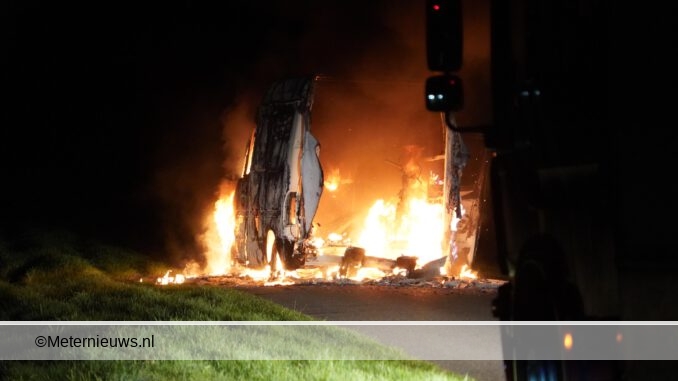 busje inbrand op weg aangetroffen Amen3