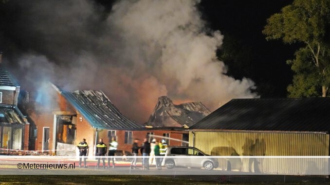 landbouwschuur brandt af in Blokzijl