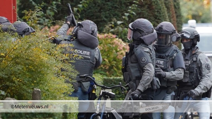 man zwaait met vuurwapen uit raam Groningen007
