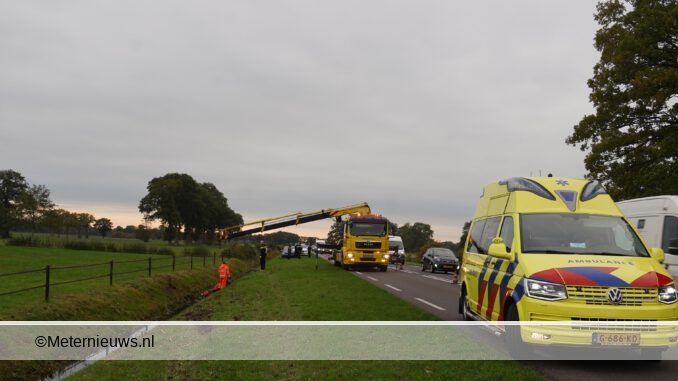 Motorrijder na aanrijding de sloot in in Ruinerwold