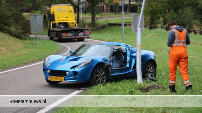 sportwagen van de weg in Groningen