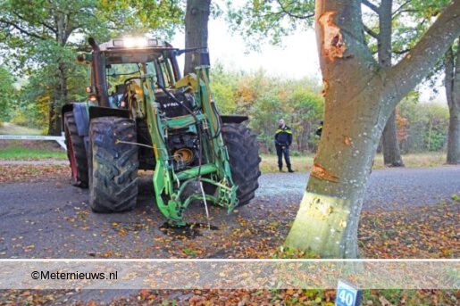 tractor tegen boom Ijhorst