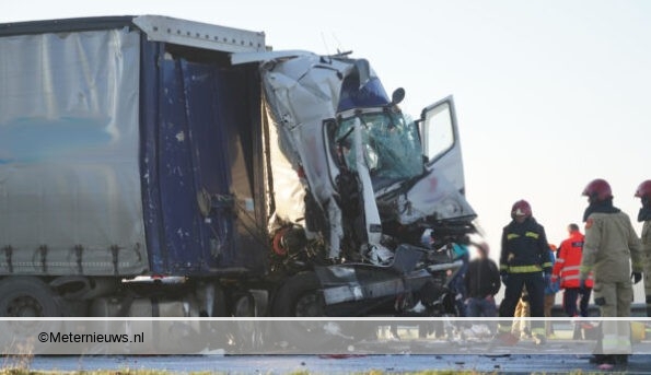Vrachtwagen chauffeur gewond na aanrijding op A7 bij Scharmer.