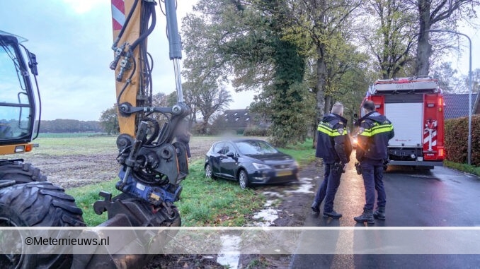 auto botst op graafmachine in Gieten