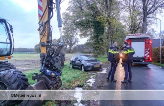 Auto botst op graafmachine in |