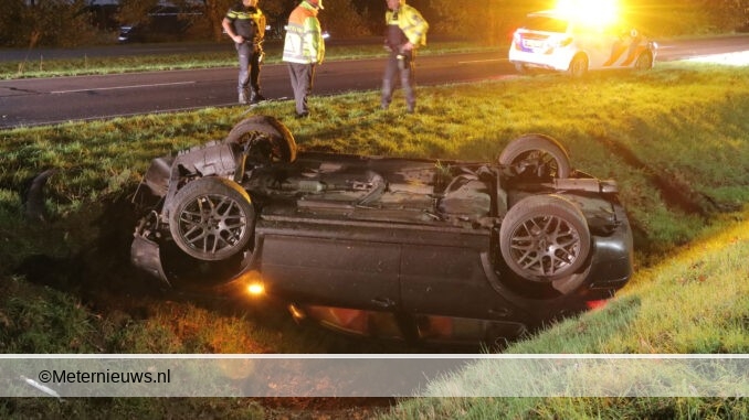 auto op de kop in sloot Emmen