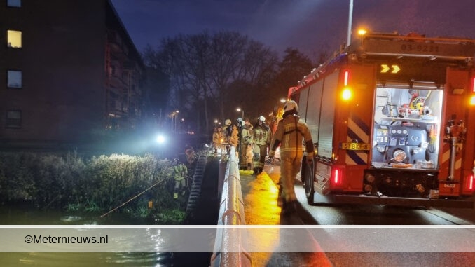 brandweer zoekt persoon in water meppel