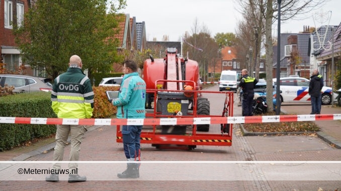 vrouwe onder hoogwerker in Zuidhorn