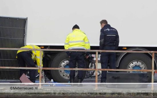 Dodelijk ongeval fietster/vrachtwagen in Zwolle. Dodelijk ongeval fietster/vrachtwagen in Zwolle.