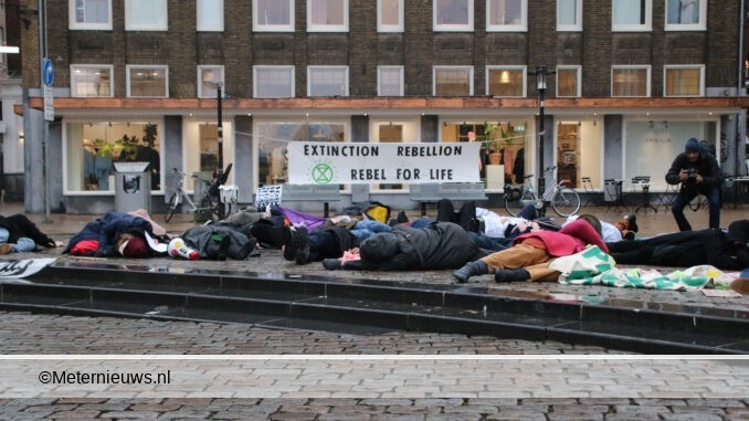 Extinction Rebellion plat tijdens luchtalarm