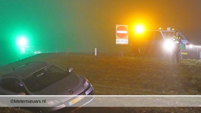 auto glijdt de sloot in a28 Vries