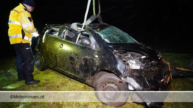 auto over de kop a37 Gees