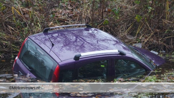 auto te w3ater Veenhuizen