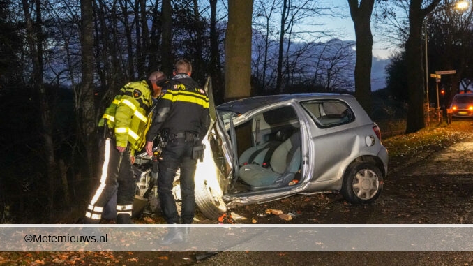 auto tegen boom in Blijham