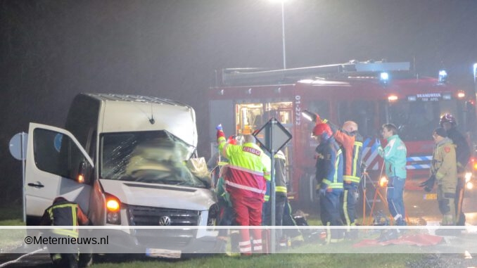 bedrijfsbus tegen vrachtwagen nieuw weerdinge