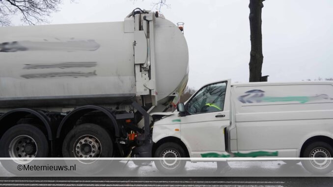 busje botste achterop vuilniswagen Weiteveen