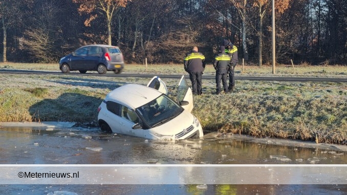 suto door het ijs in Meppel