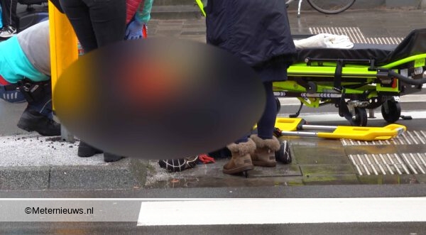 Voetganger op zebrapad aangereden in Groningen. Voetganger op zebrapad aangereden in Groningen.